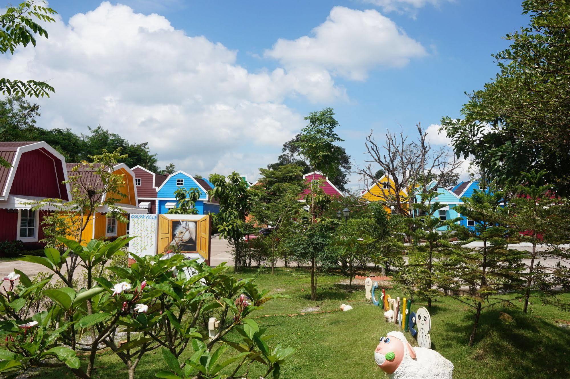 Color Ville Hotel Sha Certified Sakon Nakhon Bagian luar foto
