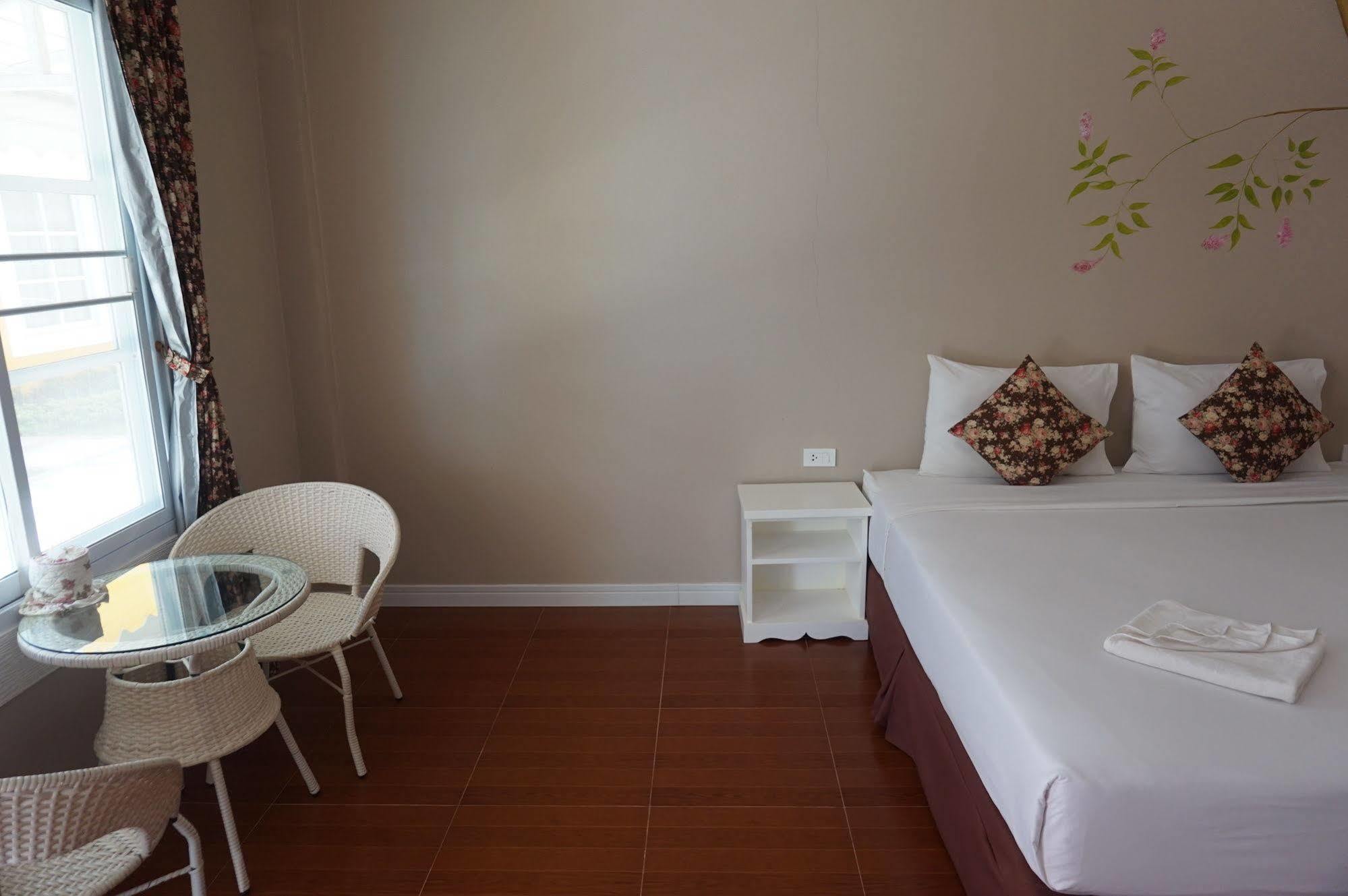 Color Ville Hotel Sha Certified Sakon Nakhon Bagian luar foto