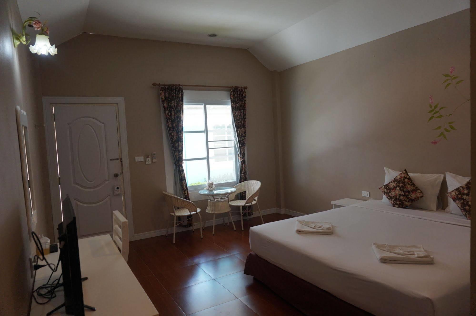 Color Ville Hotel Sha Certified Sakon Nakhon Bagian luar foto