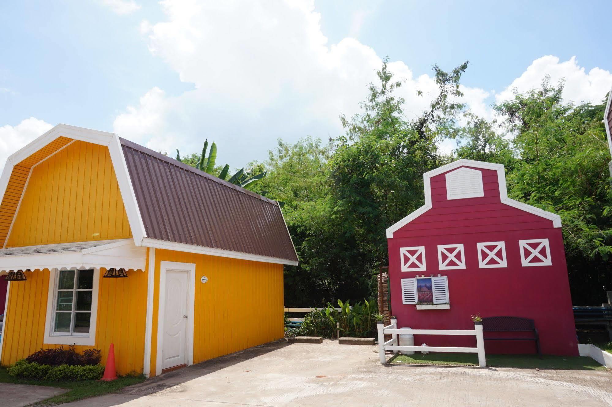 Color Ville Hotel Sha Certified Sakon Nakhon Bagian luar foto